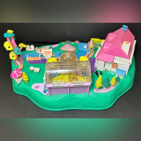 Polly Pocket Magical Movin’ Pollyville Playset - Picture 3 of 16